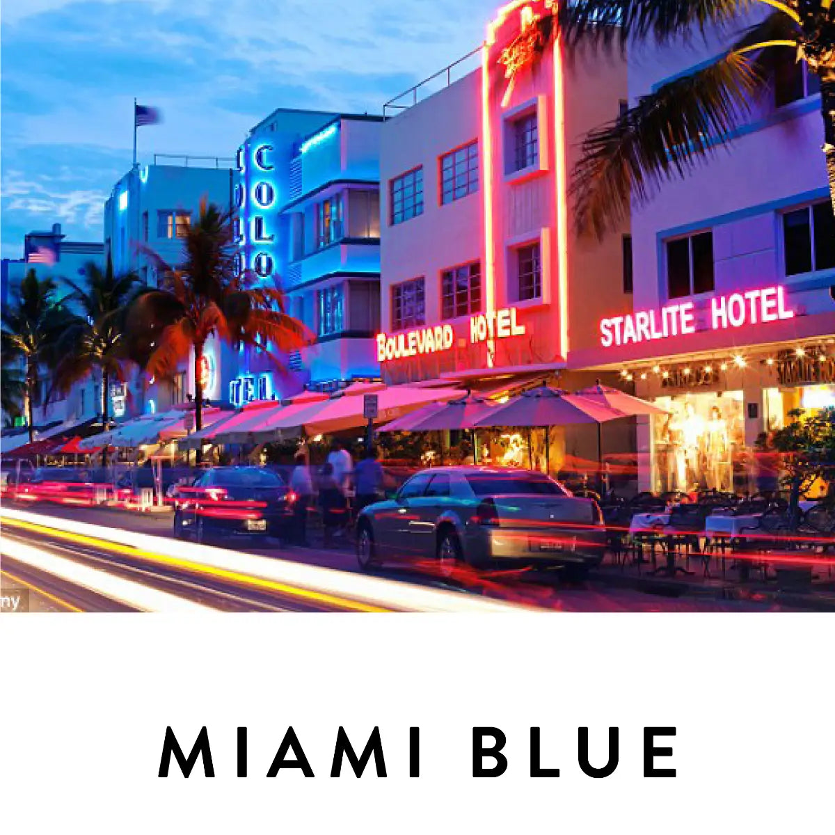 19-69 - Miami Blue zeigt bunt beleuchtete Art-Déco-Hotels in Miami bei Abenddämmerung mit lebhafter Straßenszene