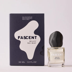 Fascent - Milky No Way Parfumflakon mit einzigartigem schwarz mattiertem Deckel neben dunkelblauer Verpackung