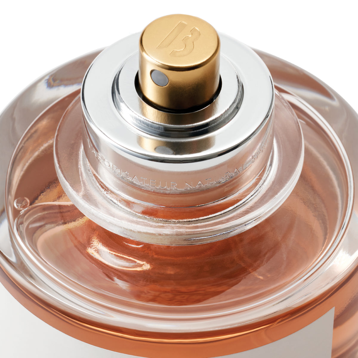 Byredo - Mojave Ghost - Absolu de Parfum Sprühkopf mit goldfarbenem Zerstäuber und klarem Glasflakon in Nahaufnahme