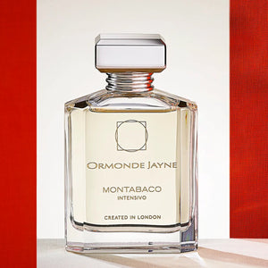 Ormonde Jayne - Montabaco Intensivo Parfümflakon mit klarem Glas und markantem silbernem Verschluss vor hell-rotem Hintergrund