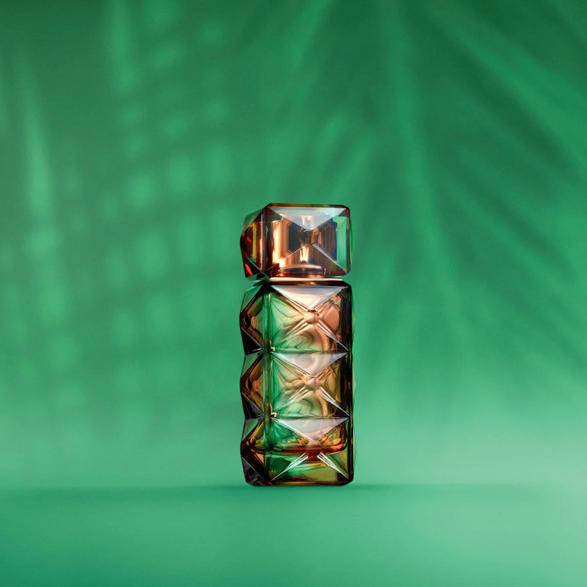 FO'AH - Collection Mémoires d'une Palmeraie - 02 Parfumflakon mit facettiertem braun-grünem Design vor grünem Hintergrund