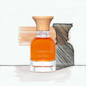 Hiram Green - Moon Bloom Parfumflakon mit rundem Holzverschluss und bernsteinfarbenem Duft, klare Glasflasche designstark präsentiert