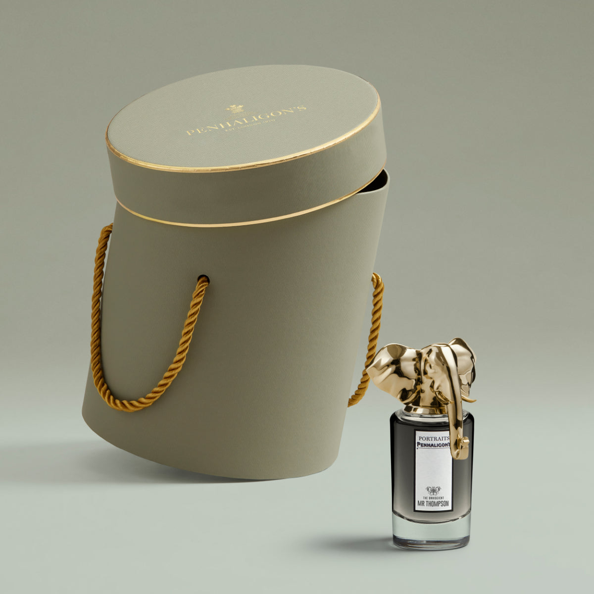 Penhaligon's - Portraits - The Omniscient Mr. Thompson zeigt Flakon mit goldenem Elefantenkopf und edler Geschenkbox