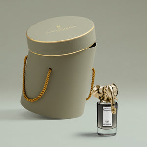 Penhaligon's - Portraits - The Omniscient Mr. Thompson zeigt Flakon mit goldenem Elefantenkopf und edler Geschenkbox