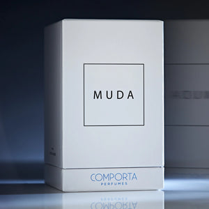 Comporta Perfumes - Muda elegante weiße Verpackung mit minimalistischem Design auf dunklem Hintergrund präsentiert