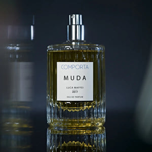 Comporta Perfumes - Muda Parfumflakon mit geriffeltem Glas und schlichter weißer Etikettgestaltung in elegantem Design