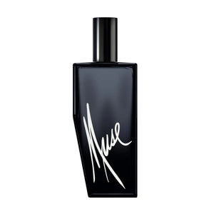 Andrea Maack Parfums - Muse Parfumflakon in tiefschwarzem Glas mit weißer Schrift auf weißem Hintergrund