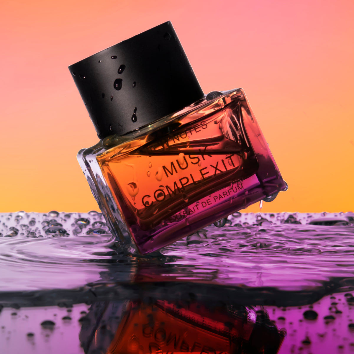 New Notes - Hologram Collection - Musk Complexity Parfumflakon mit schwarzem Deckel und Farbverlauf auf Wasseroberfläche vor orangem Hintergrund
