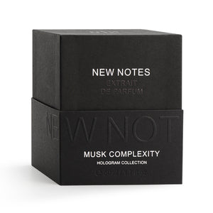 New Notes - Hologram Collection - Musk Complexity elegante schwarze Verpackung mit minimalistischer Prägung auf weißem Hintergrund