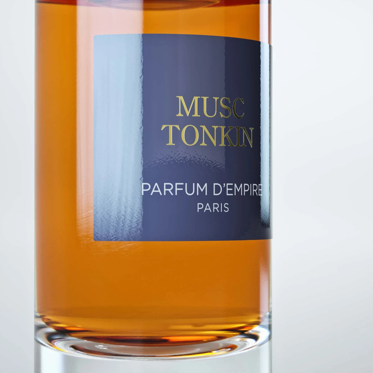 Parfum d'Empire - Musc Tonkin mit bernsteinfarbener Flüssigkeit und elegantem dunkelblauem Etikett in klarem Glasflakon