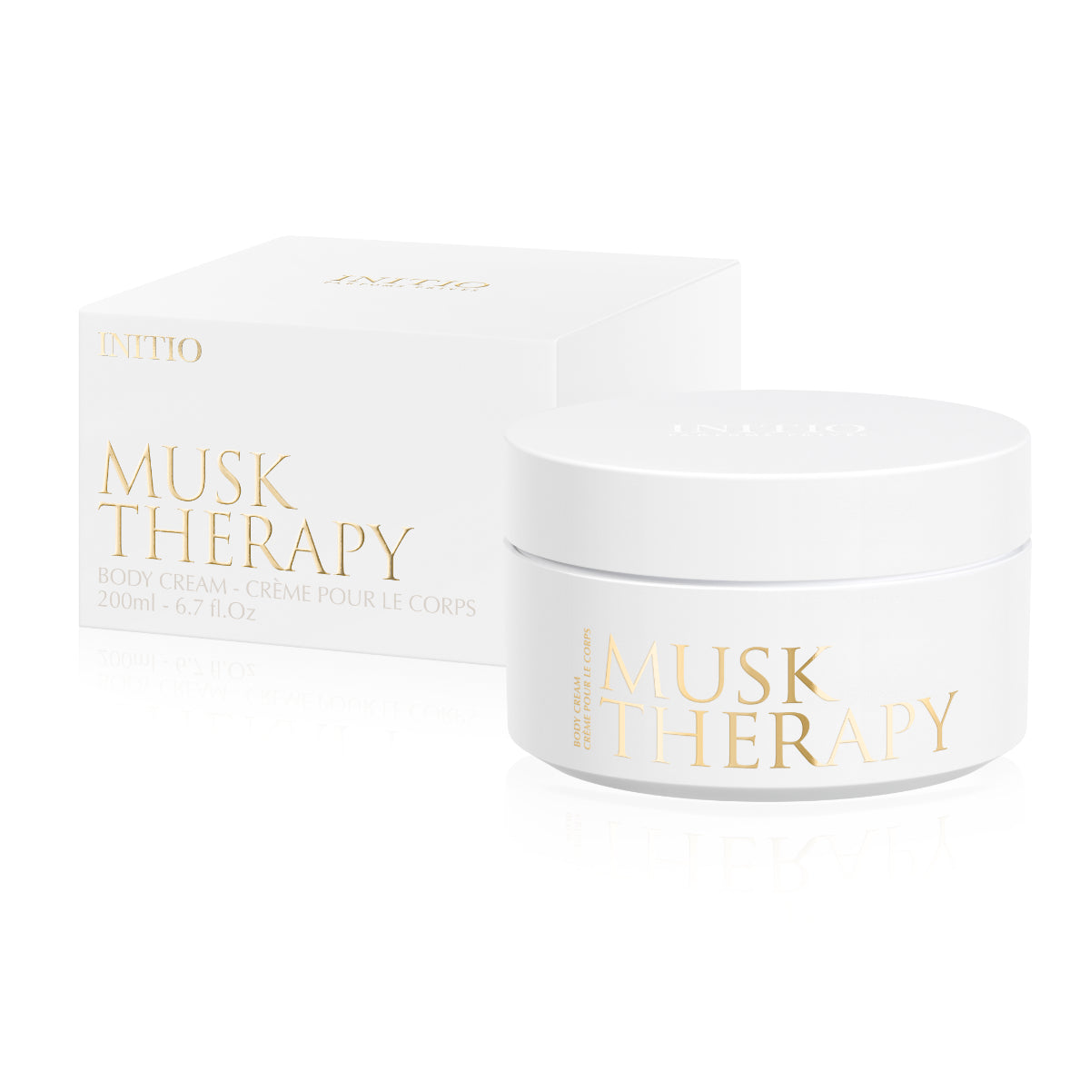 Initio - Musk Therapy - Body Cream weiße Dose mit goldener Schrift neben passender weißer Verpackung vor hellem Hintergrund