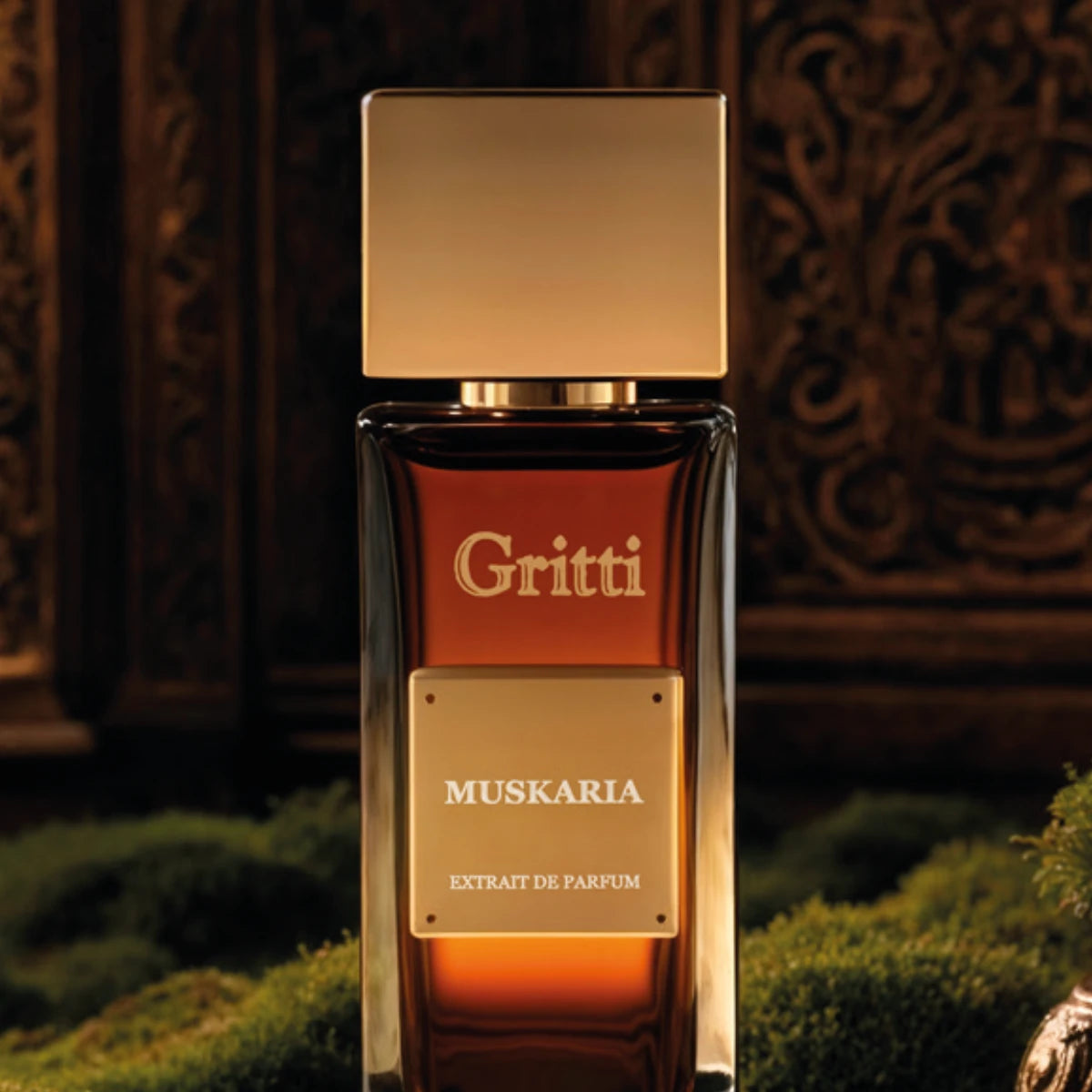 Gritti - Ivy Collection - Muskaria Parfumflakon mit goldfarbenem Verschluss vor dekorativem, edlem Hintergrund