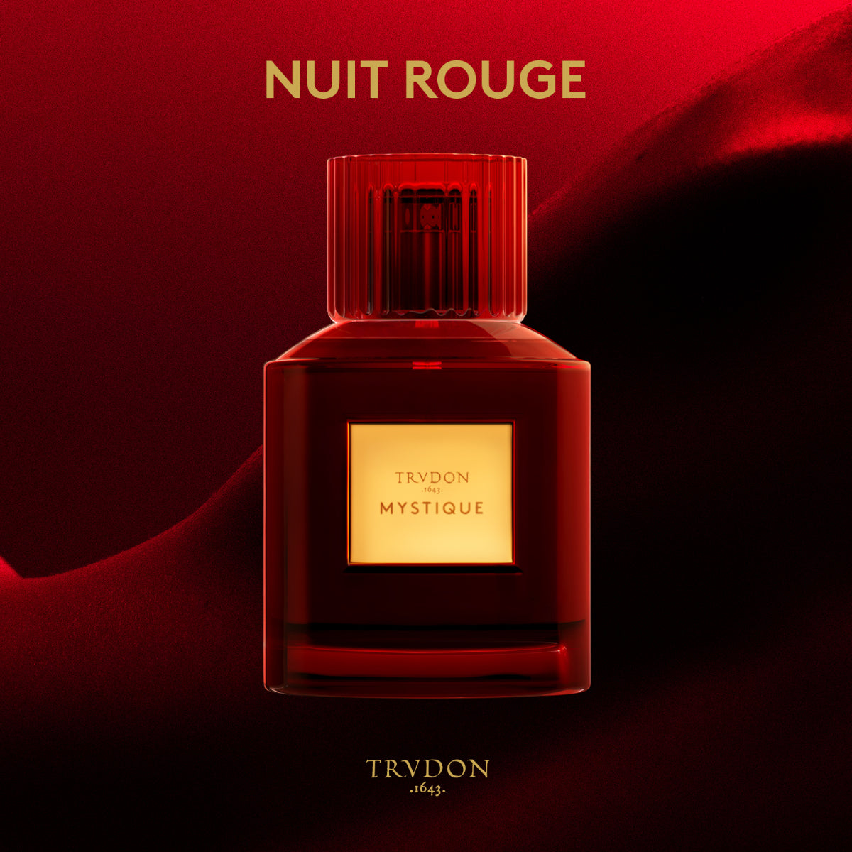Trudon - Nuit Rouge - Mystique Parfumflakon in tiefrotem Glas mit quadratischem goldfarbenem Label vor rotem Hintergrund