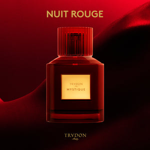 Trudon - Nuit Rouge - Mystique Parfumflakon in tiefrotem Glas mit quadratischem goldfarbenem Label vor rotem Hintergrund