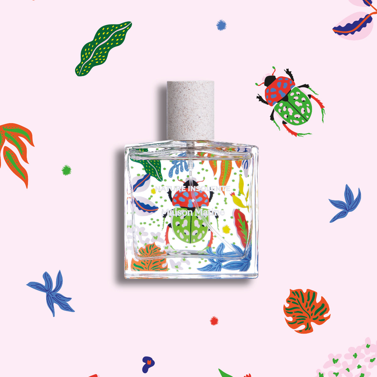 Maison Matine - Nature Insolente Parfumflakon mit farbenfrohem Käfer- und Pflanzenmotiv auf klarem Glas vor rosa Hintergrund