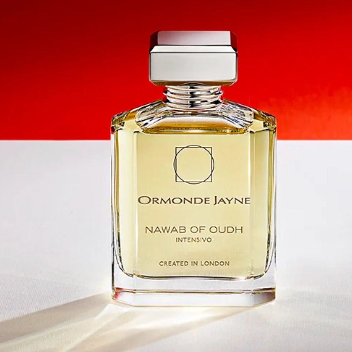 Ormonde Jayne - Nawab of Oudh Intensivo Parfümflakon mit klarem rechteckigem Glas und silbernem Verschluss vor rotem Hintergrund
