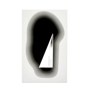 Filippo Sorcinelli - Atmosphere d’Emotion - Nebbia Fitta Parfumflakon mit spiegelnder silberner Oberfläche und abstraktem Schatten auf weißem Grund