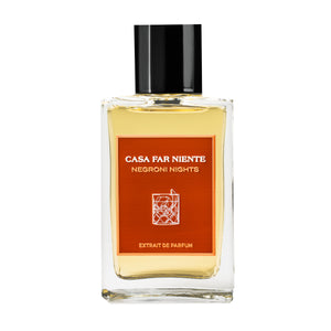 Casa Far Niente - Negroni Nights Parfumflakon mit bernsteinfarbener Flüssigkeit und schwarzem Verschluss vor weißem Hintergrund