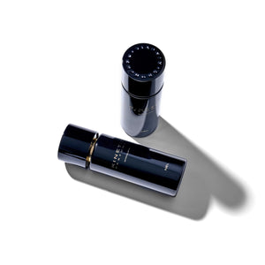 Kinetic Perfumes - Nel zwei glänzende schwarze Parfumflakons mit goldener Schrift auf weißem Hintergrund mit Schattenwurf