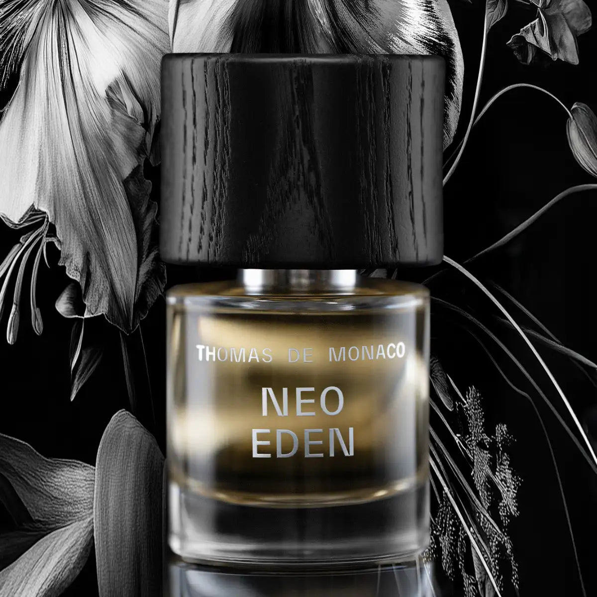 Thomas de Monaco - Neo Eden zeigt eleganten Flakon mit dunkelholzfarbenem Deckel vor kontrastreichem floralen Schwarz-Weiß-Hintergrund