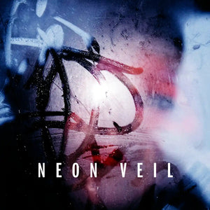Andrea Maack Parfums - Neon Veil Schriftzug vor unscharfem, lichtdurchflutetem Hintergrund mit abstrakten Mustern