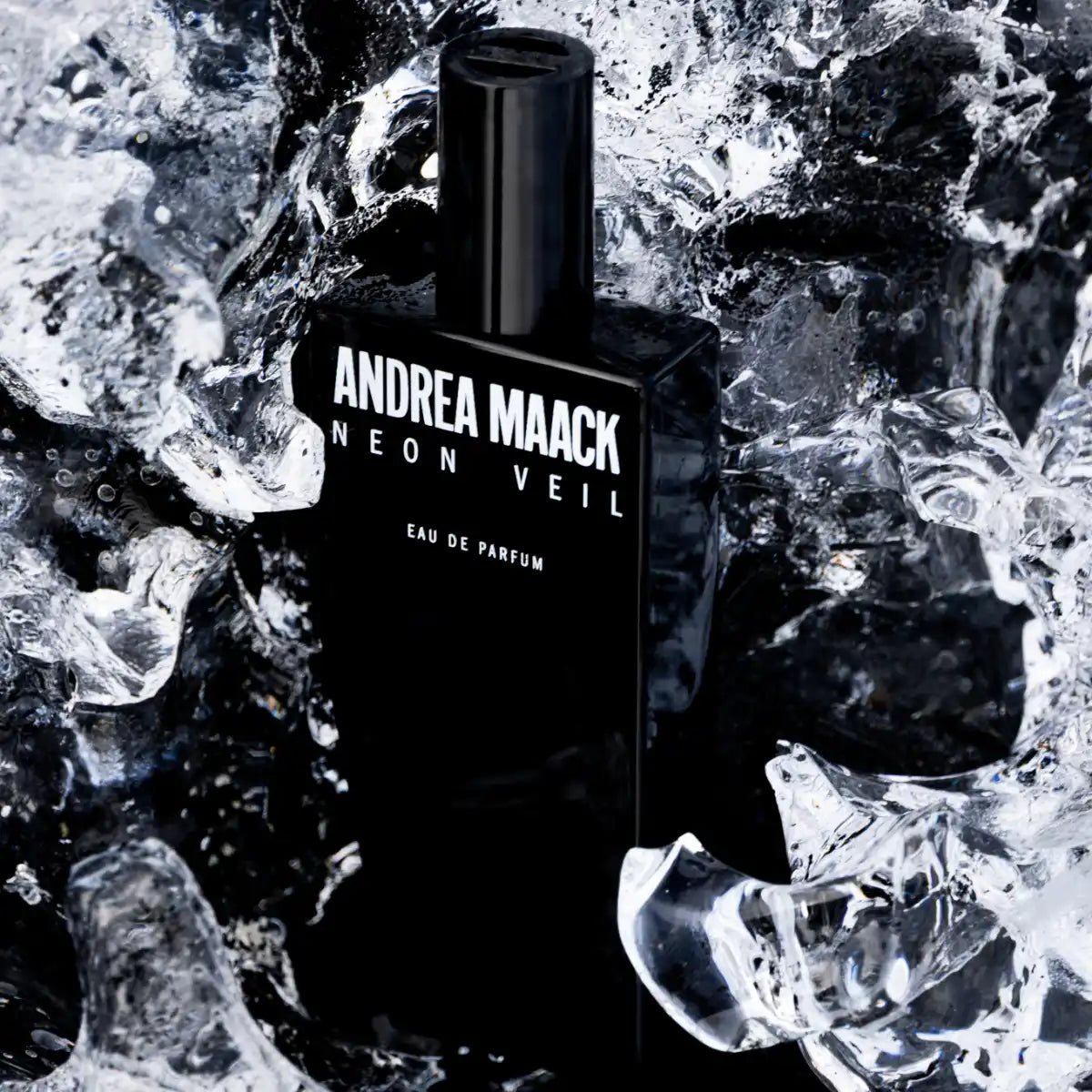 Andrea Maack Parfums - Neon Veil Parfumflakon in tiefschwarzem Glas eingebettet in kristallklarem Eis
