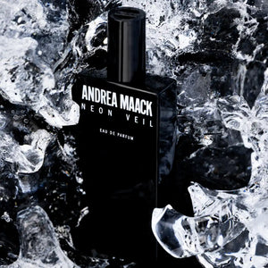 Andrea Maack Parfums - Neon Veil Parfumflakon in tiefschwarzem Glas eingebettet in kristallklarem Eis