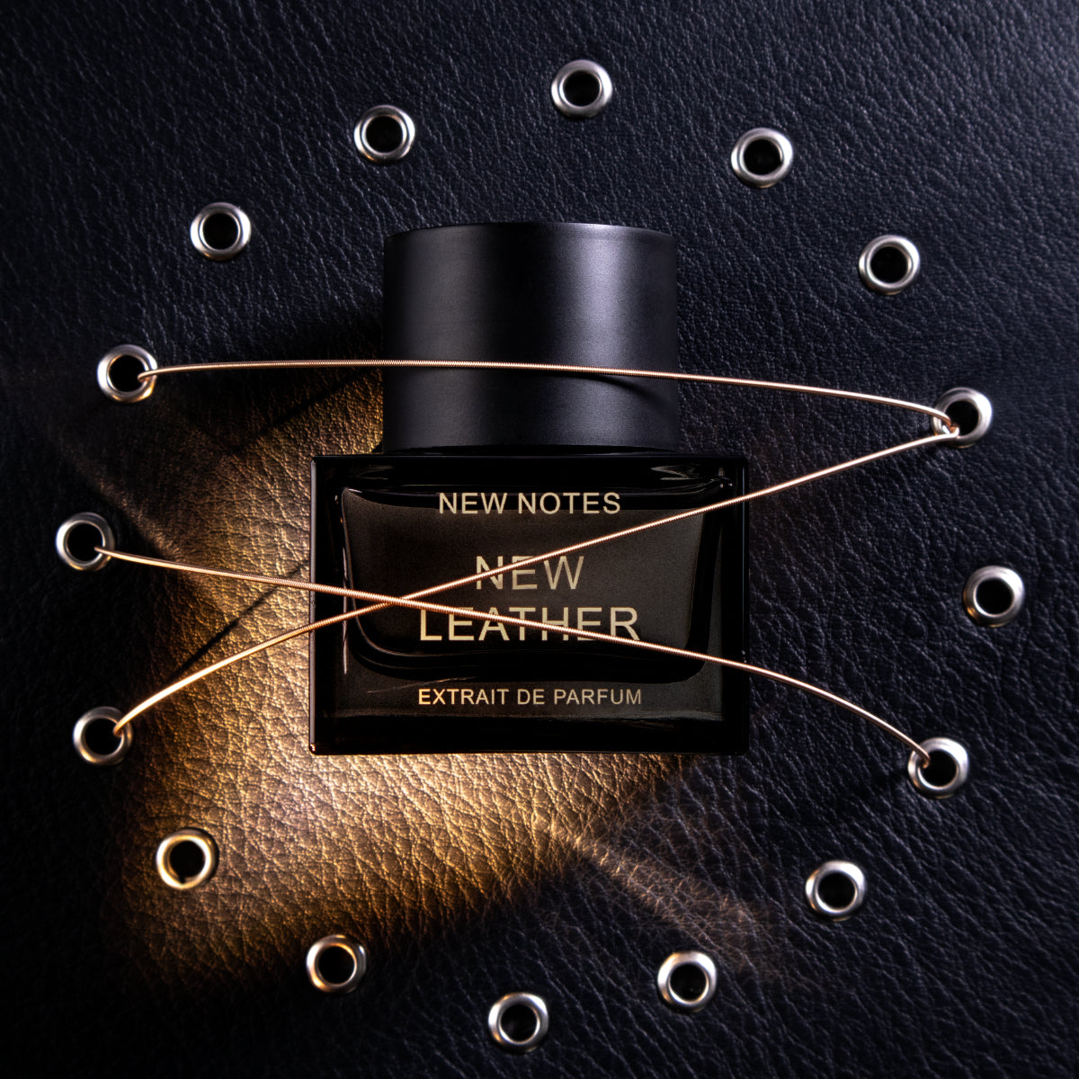 New Notes - Contemporary Blend Collection - New Leather Parfumflakon in schwarzem Design mit goldener Schrift und Akzenten auf schwarzem Lederhintergrund