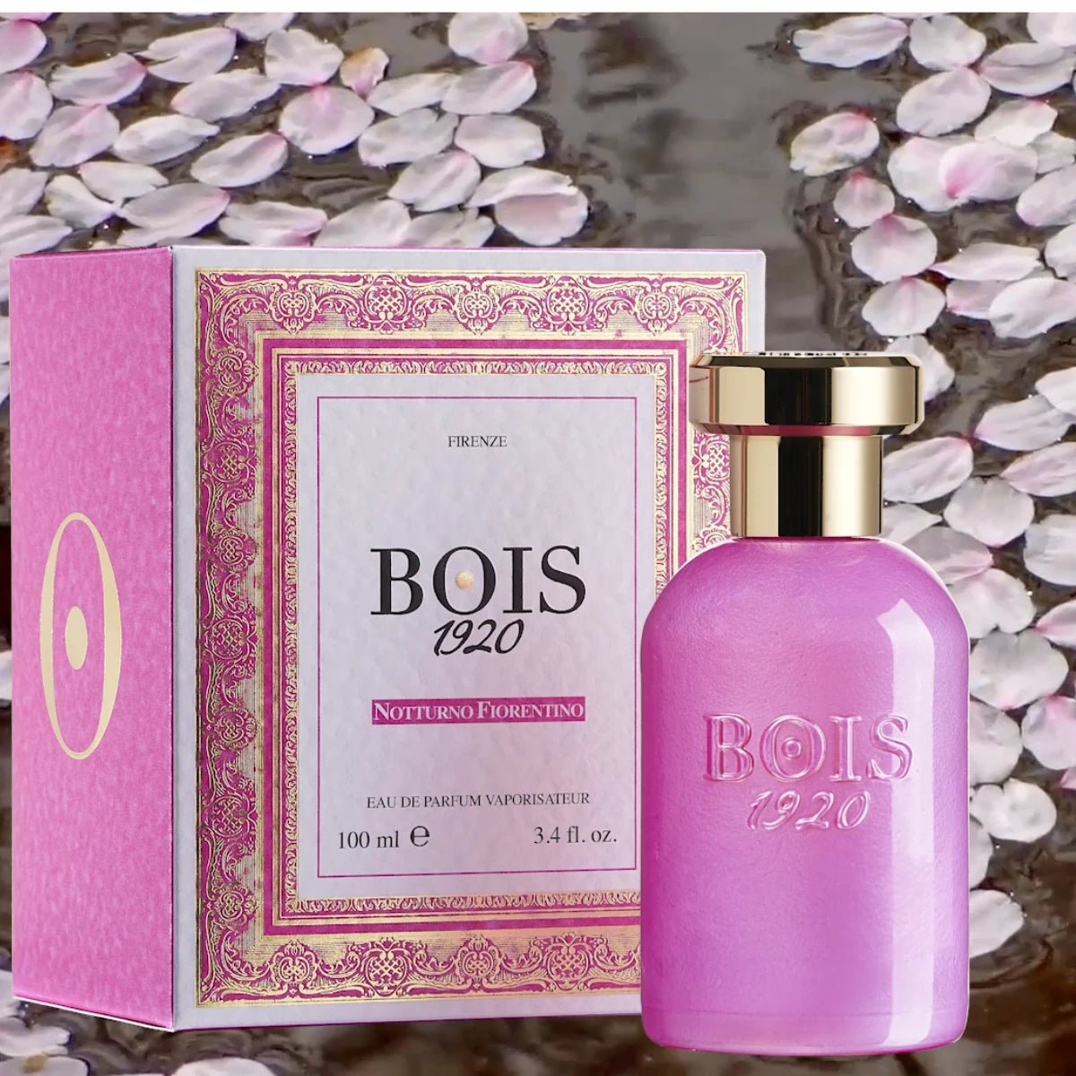 Bois 1920 - La Voluttuose - Notturno Fiorentino rosafarbener Flakon mit goldenem Verschluss und dekorativer Verpackung vor Rosenblättern