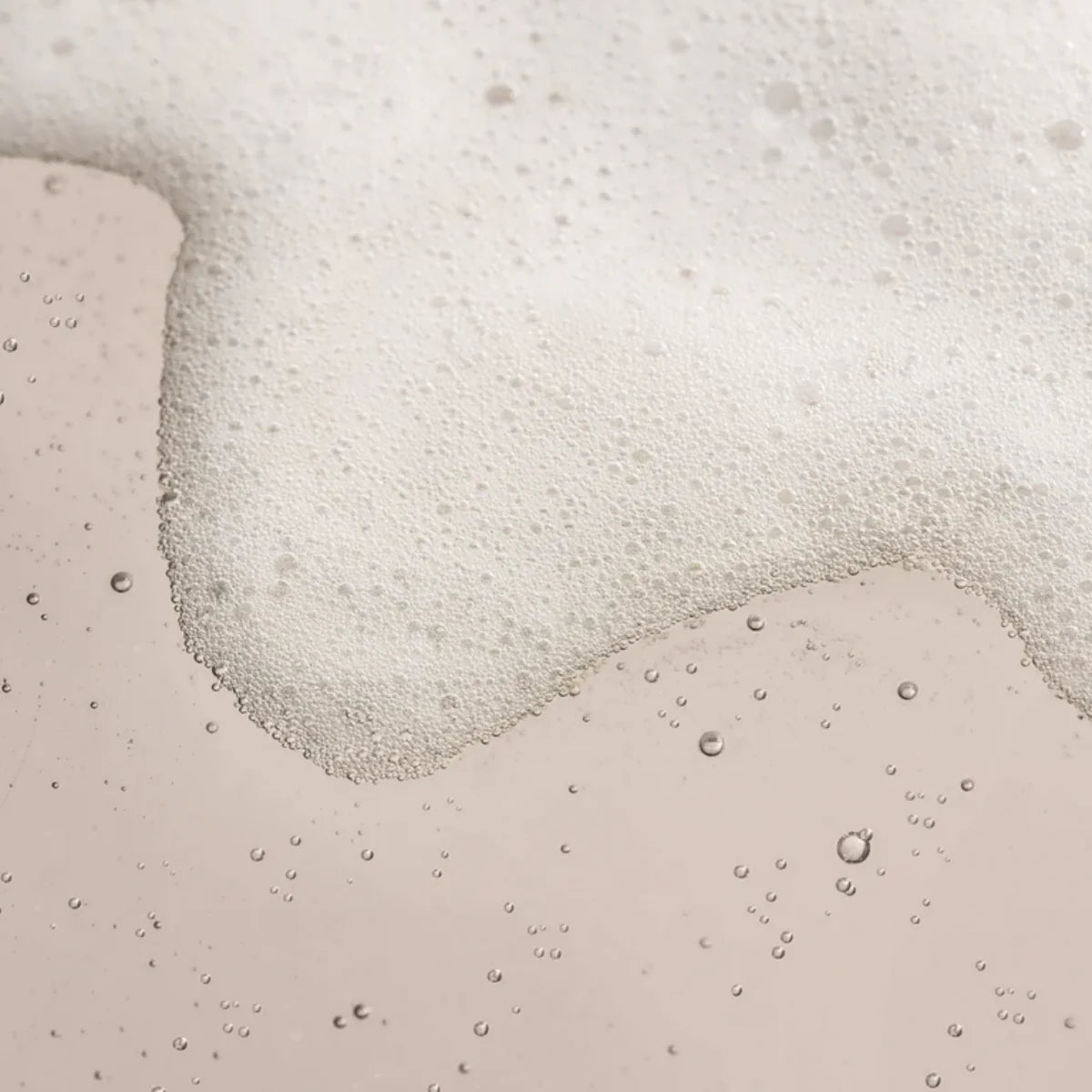 SBT - Body - Nourishing Shower Gel Schaumtextur für sanfte und feuchtigkeitsspendende Reinigung der Haut
