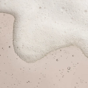 SBT - Body - Nourishing Shower Gel Schaumtextur für sanfte und feuchtigkeitsspendende Reinigung der Haut