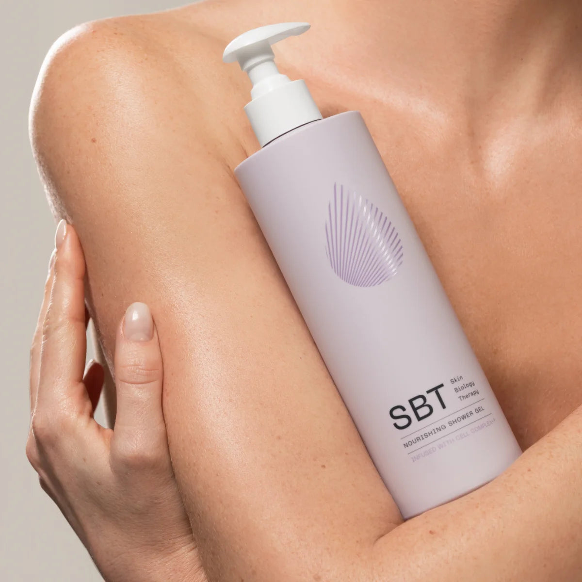 SBT - Body - Nourishing Shower Gel in helllila Flasche mit weißem Pumpspender für pflegende Hautreinigung