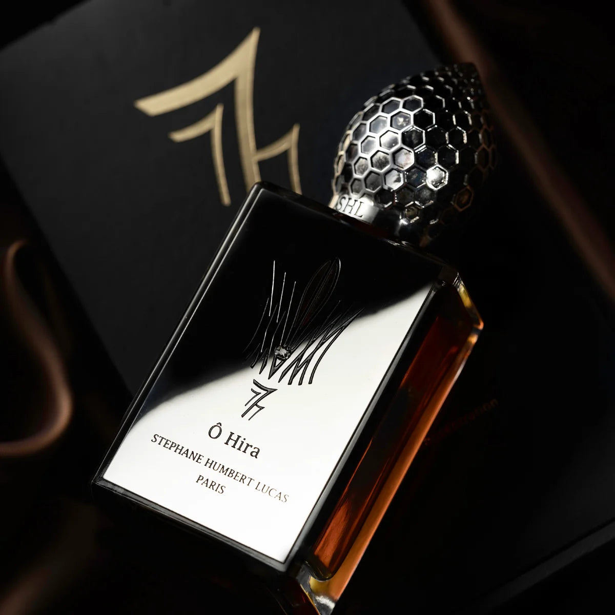 Stéphane Humbert Lucas 777 - Ô Hira Parfumflakon mit silberner Wabenstruktur und edlem schwarz-goldenem Design