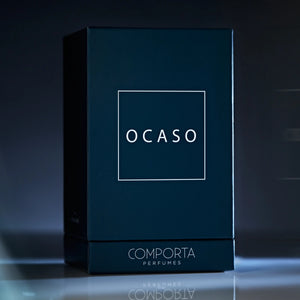 Comporta Perfumes - Ocaso edle dunkelblaue Verpackung mit schlichter weißer Schrift auf reflektierender Oberfläche