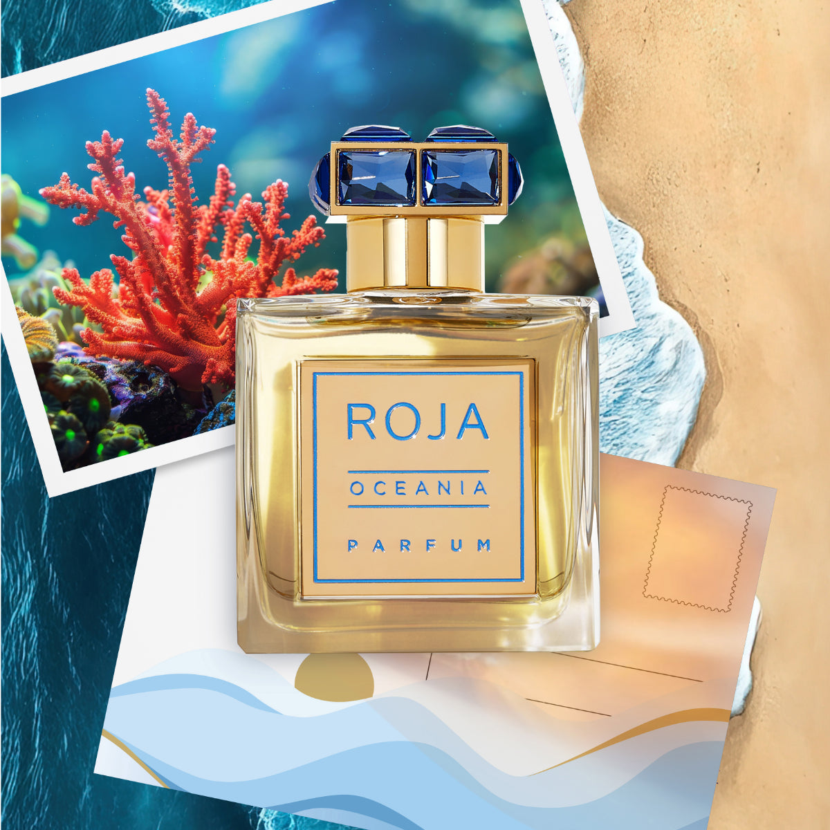 Roja Parfums - Oceania - Parfum Flakon mit blau-goldenem Etikett vor Meeresmotiv und Postkarte