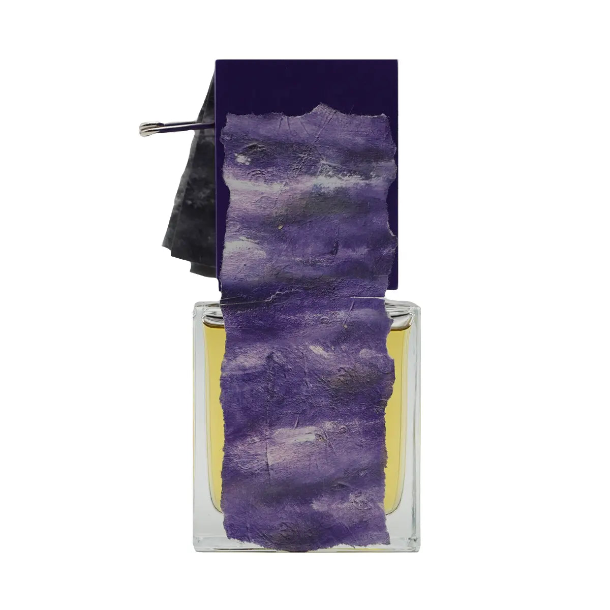 Filippo Sorcinelli - Unum - Oceano Viola zeigt Flakon mit gelber Flüssigkeit und violettem Papier vor weißem Hintergrund