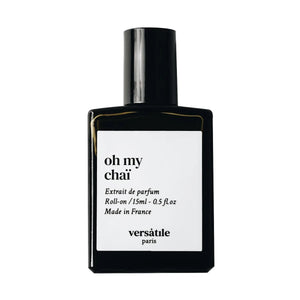 Versatile - Oh my Chaï Extrait de Parfum Roll-on Flakon in schlichtem Schwarz-Weiß-Design vor weißem Hintergrund