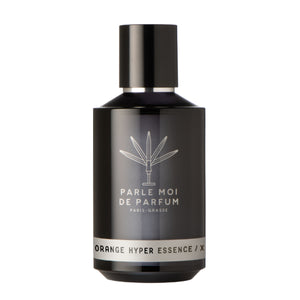 Parle Moi de Parfum - Orange Hyper Essence / X schwarzer Flakon mit schlichtem silbernem Etikett vor weißem Hintergrund
