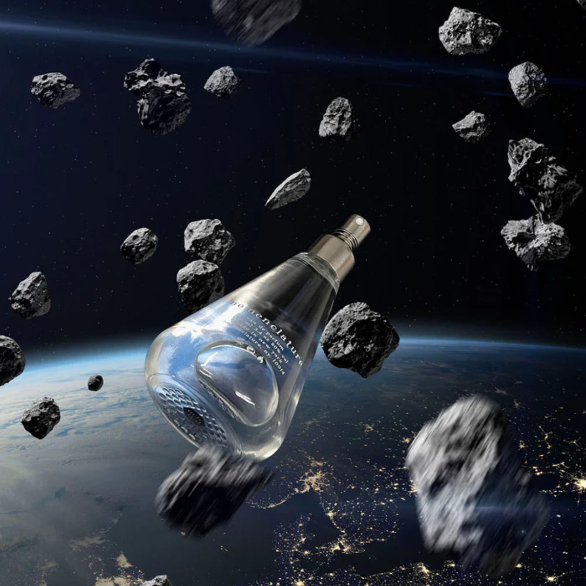Nomenclature - orb_ital Parfumzerstäuber mit klarem Glas schwebend im Weltraum zwischen Asteroiden vor Erdkulisse