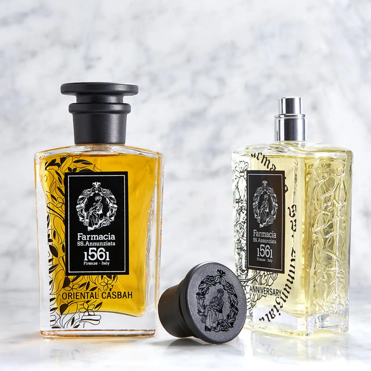 Farmacia SS. Annunziata - Oriental Casbah Parfumflakon mit bernsteinfarbener Flüssigkeit und schwarzem Verschluss vor hellem Marmorhintergrund