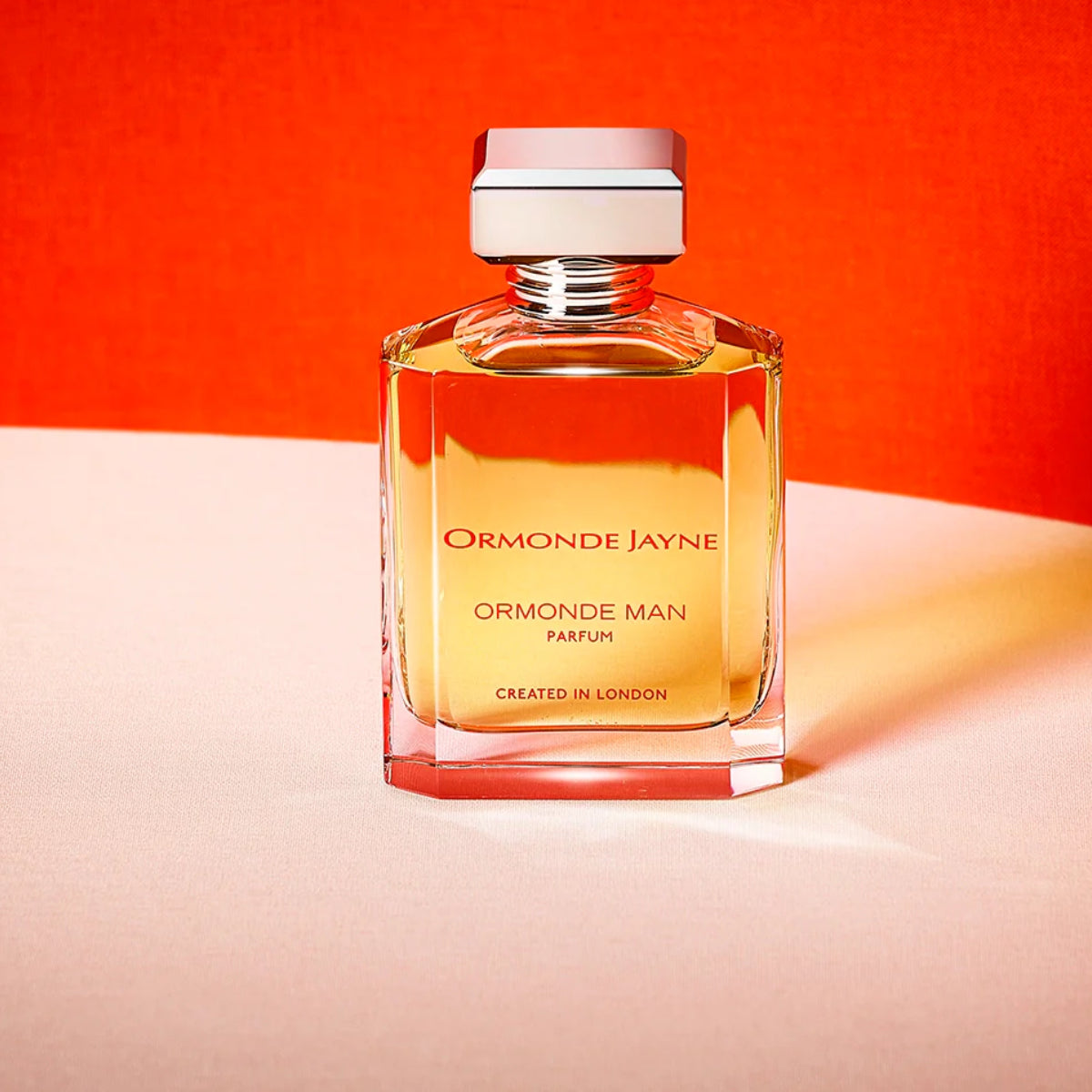 Ormonde Jayne - Ormonde Man Parfümflakon mit klarem Glas und goldgelber Flüssigkeit im modernen, maskulinen Design