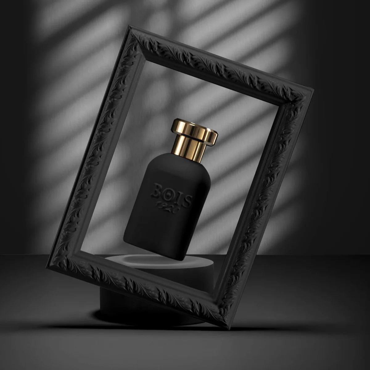 Bois 1920 - Oro Collection - Oro Nero schwarzer Flakon mit goldenem Verschluss im dekorativen schwarzen Rahmen vor schwarzem Hintergrund