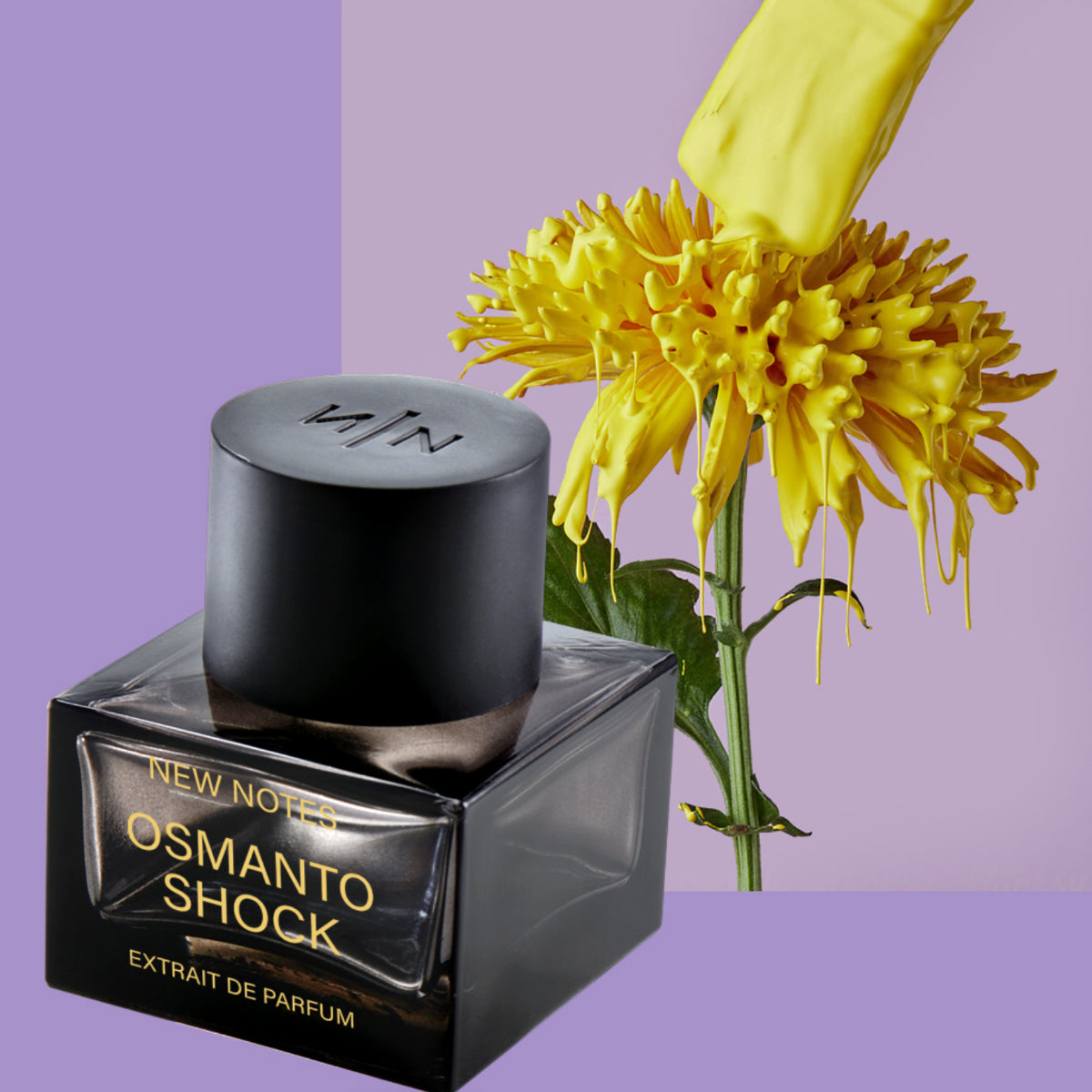 New Notes - Contemporary Blend Collection - Osmanto Shock schwarzer Flakon vor gelber Blüte und lila Hintergrund