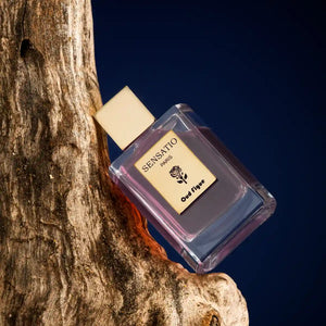 Sensatio Paris - Oud Figue Parfumflakon mit hellem Verschluss auf naturbelassenem Holz vor tiefblauem Hintergrund