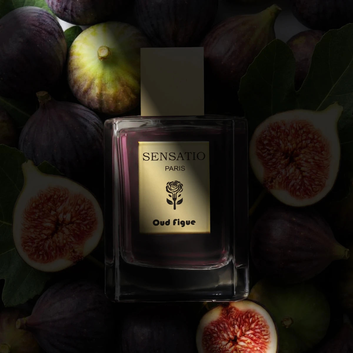 Sensatio Paris - Oud Figue Parfumflakon auf dunklem Hintergrund umgeben von reifen und aufgeschnittenen Feigen