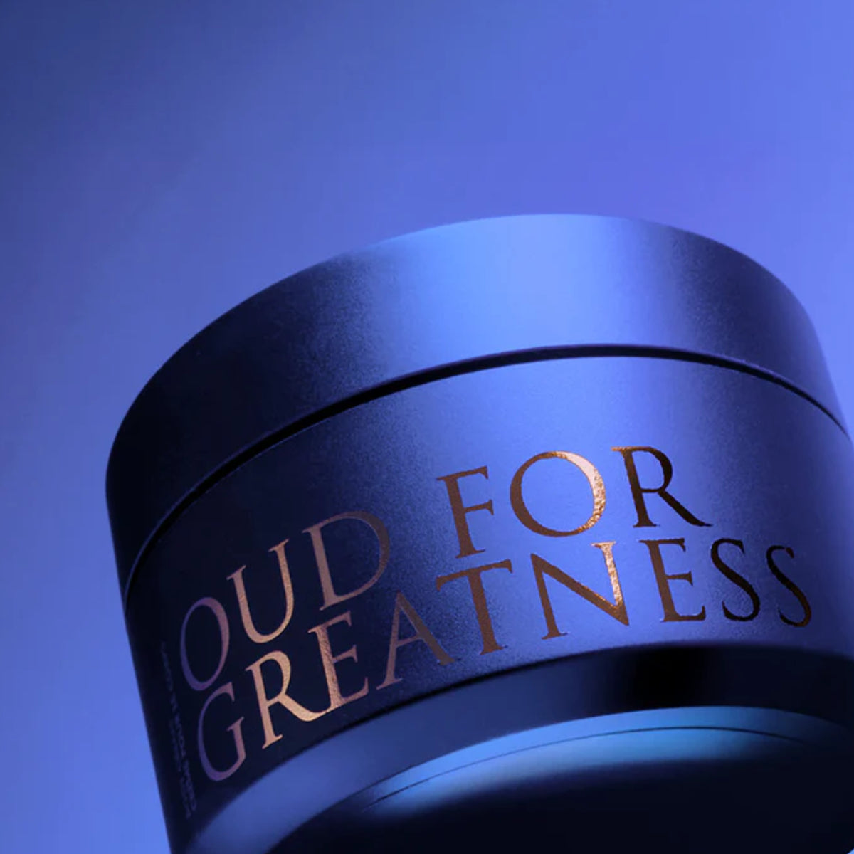 Initio - Oud for Greatness - Body Cream edle schwarze Cremedose mit goldener Schrift vor kühlem blauem Hintergrund