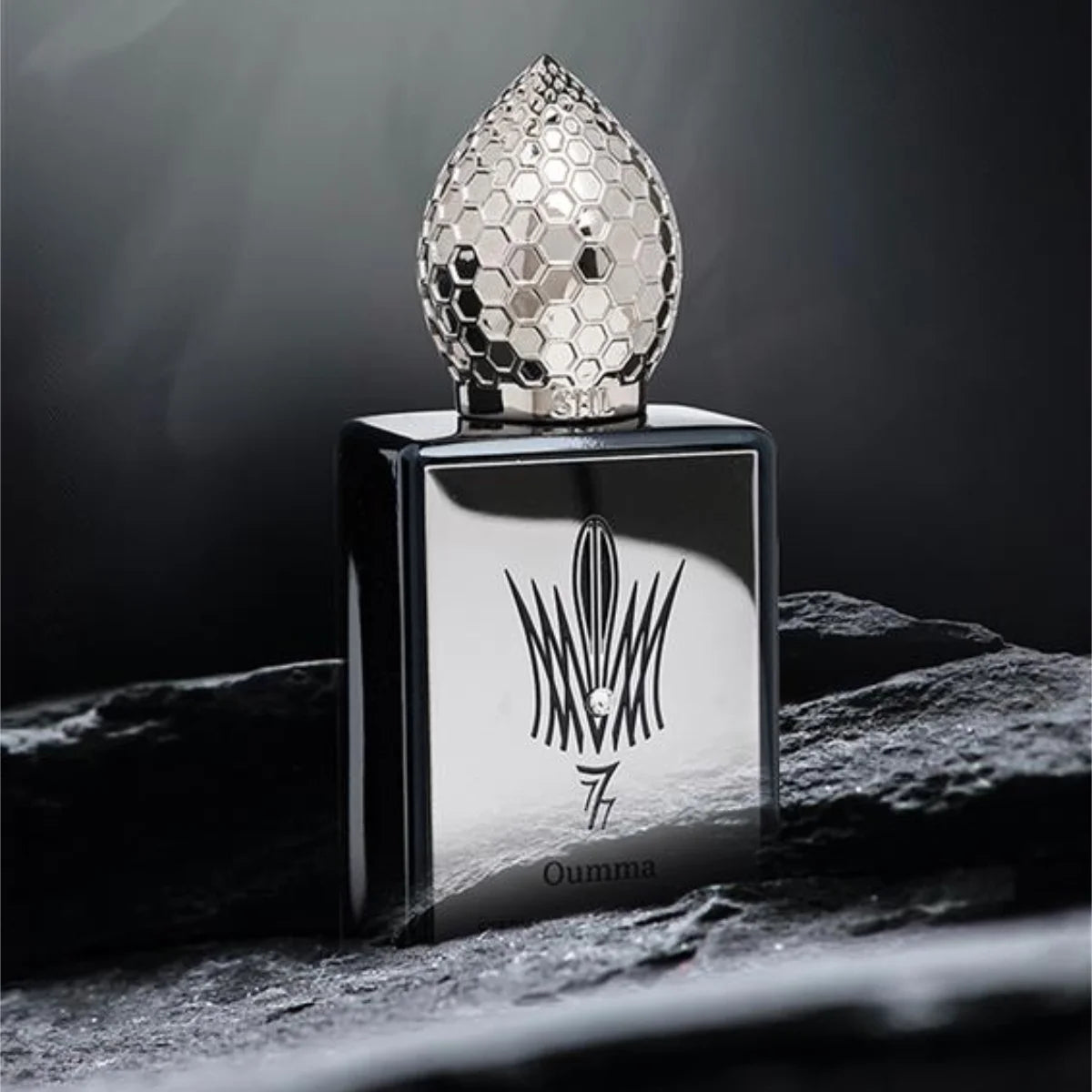 Stéphane Humbert Lucas 777 - Oumma zeigt eleganten Flakon mit reflektierender Oberfläche und kunstvollem Deckel