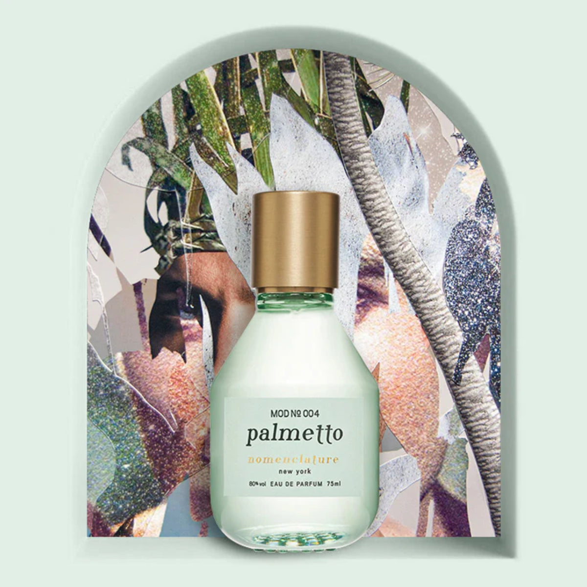 Nomenclature - palmetto Parfumflakon mit mattem Glas und zylindrischem goldfarbenem Verschluss vor abstrakter Naturkulisse