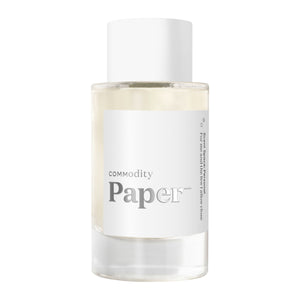 Commodity - Paper- Parfumflakon mit weißem Etikett und klarem, minimalistischen Design auf hellem Hintergrund