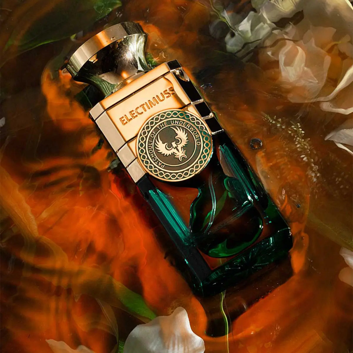 Electimuss - Patchouli of the Underworld Flakon mit goldfarbenem Verschluss und dunklem, smaragdgrünem Glas im mystischen Ambiente